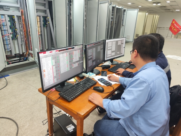 4.20日晚，計控電儀部技術(shù)攻堅團隊成員張智磊正在一期控制室對新煤皮帶稱重系統(tǒng)進行系統(tǒng)調(diào)試.jpg