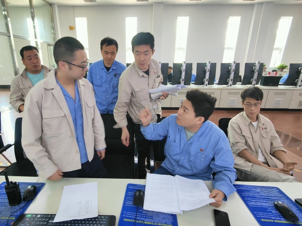 251745541148178389.jpg 4月24日,尿素裝置聯(lián)鎖試驗(yàn)2.jpg