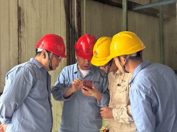 251745561624169537.jpg 生產(chǎn)部和車間領(lǐng)導(dǎo)正在研究?jī)?yōu)化開車方案1.jpg