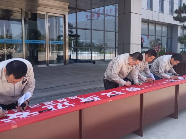 291748477628119991.jpg 啟動(dòng)儀式上領(lǐng)導(dǎo)簽字4.jpg