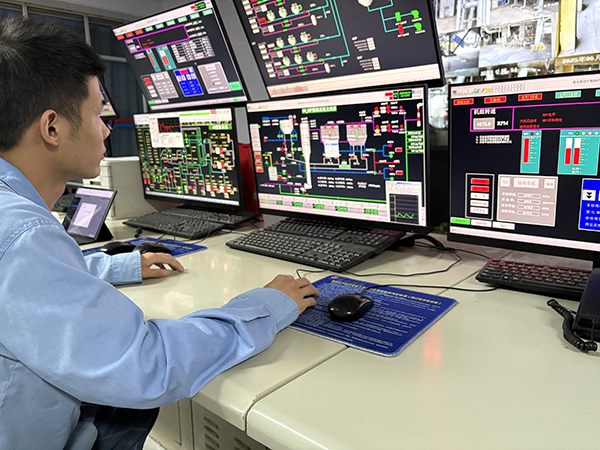 251750845167804693.jpg 脫硫崗位操作工認(rèn)真監(jiān)盤、精準(zhǔn)操作.jpg