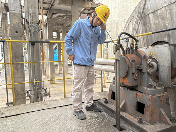 251750845180495944.jpg 脫硫崗位操作工利用聽棒和測振儀檢查引風(fēng)機(jī)工作是否正常.jpg