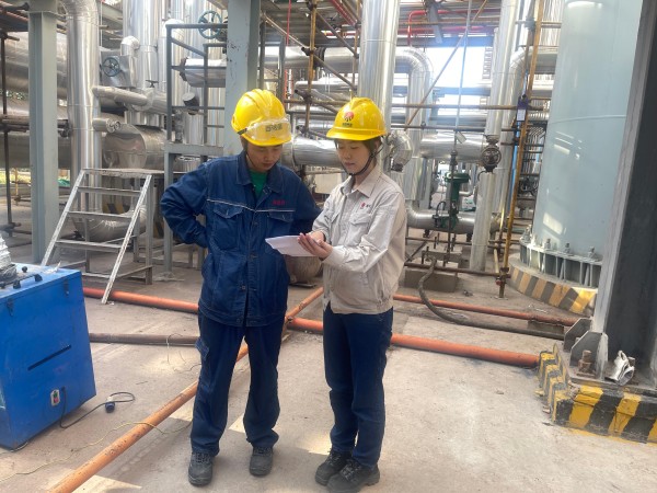 041751593549818911.jpg 認(rèn)真細(xì)致的最美監(jiān)護(hù)人杜蕊認(rèn)真檢查作業(yè)票.jpg