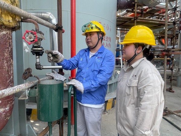 041751593568889517.jpg 妙筆生花的最美宣傳員閆夢(mèng)在凈化現(xiàn)場向老師傅學(xué)習(xí).jpg