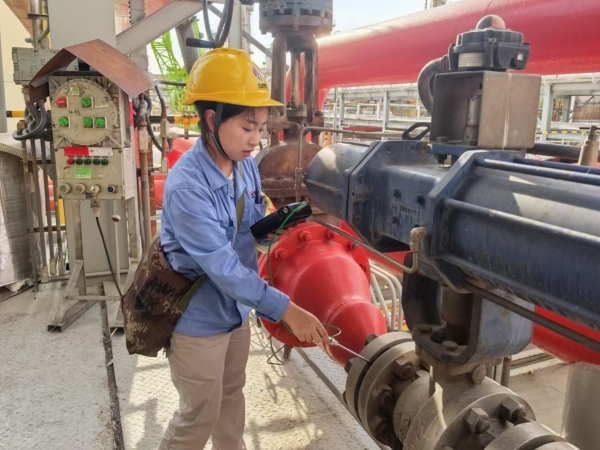 051751681656619231.jpg 2025.7.5嚴(yán)把安全檢測關(guān) 護(hù)航裝置搶修戰(zhàn)2.jpg