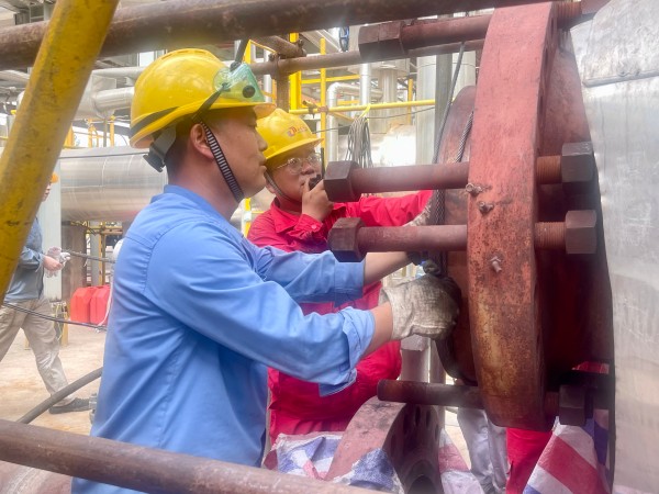 101752104968974622.jpg 檢修現(xiàn)場修造人員和 外協(xié)人員協(xié)同進行配管對接工作.jpg