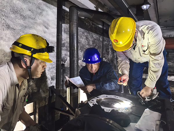 111752215724176871.jpg 技術(shù)員林佳峰、贠文軍于檢修人員討論6#帶葉輪給煤機內(nèi)部件維修事宜①.jpg