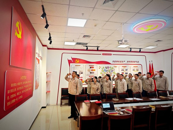7月17日下午，乙二醇車間黨支部開展”同過政治生日 永葆黨員本色“主題黨日活動(dòng)，黨員們重溫入黨誓詞.jpg