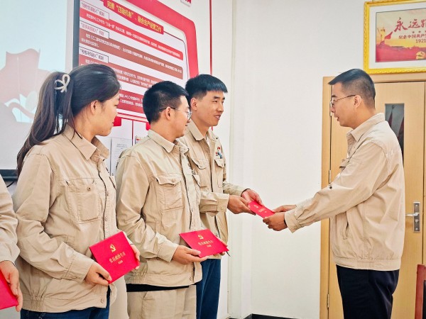 7月17日下午，乙二醇車間黨支部開展”通過政治生日 永葆黨員本色“主題黨日活動(dòng)，支部書記楊磊為過”政治生日“黨員贈(zèng)送賀卡.jpg