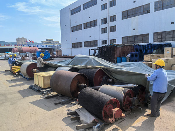 311753952112112462.jpg 現(xiàn)場(chǎng)人員開展設(shè)備覆蓋防水布工作.jpg