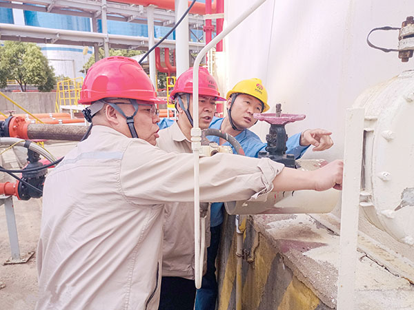 7月30日下午，公司副總工程師、生產(chǎn)部安全風(fēng)險(xiǎn)排查工作-圖為630罐區(qū).jpg