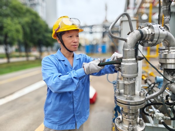 051754364833212589.jpg 苑寶劍在檢修現(xiàn)場.jpg