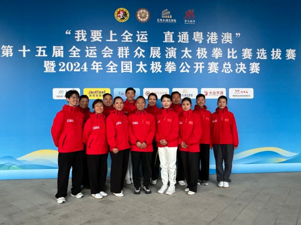 051754364844211008.jpg 苑寶劍和隊(duì)友在全運(yùn)會(huì)賽場合影留念(后排左一為苑寶劍).jpg