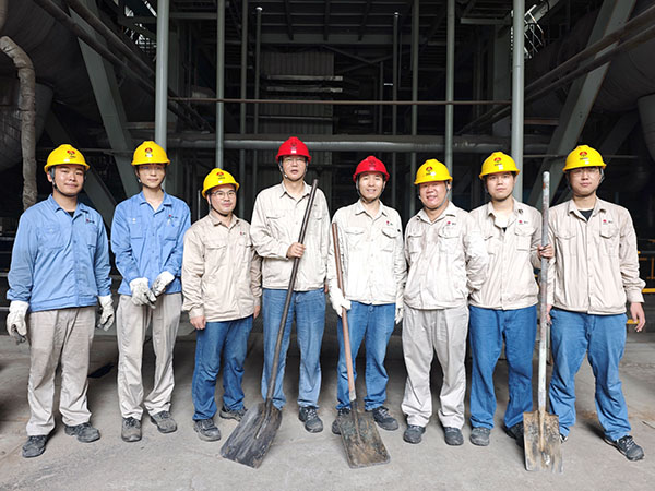 8月8日早上，動(dòng)力車間組織黨員、團(tuán)員清理地溝淤泥后，在鍋爐前合影   600.jpg