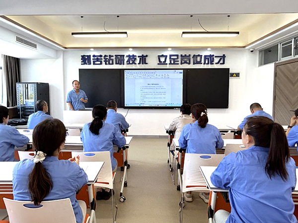 151755221391150046.jpg 8月14日黨委工作部為塑業(yè)公司宣傳骨干開展專題技 能培訓(xùn)。 副圖.jpg