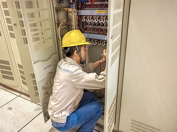 8月20日，電氣人員李強(qiáng)正在排查故障.jpg