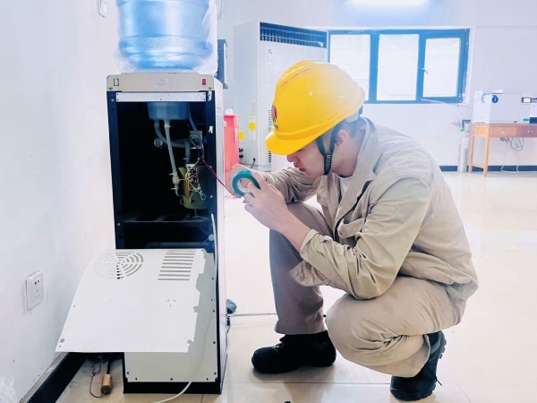 2025年中期檢修，彬州公司電儀分部職工劉鵬遠(yuǎn)修理飲水機(jī).jpg