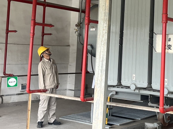 301756521728829420.jpg 運(yùn)行工段長馮向陽正在現(xiàn)場檢查現(xiàn)場工作工況.jpg