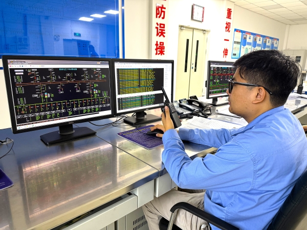 301756521748207981.jpg 運(yùn)行班長張浩東正在總變調(diào)度工作.jpg