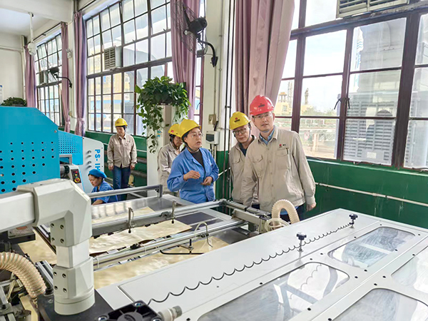 271761534221158697.jpg 黨支部書記帶隊的小組對生產(chǎn)流程細(xì)致排查 600.jpg