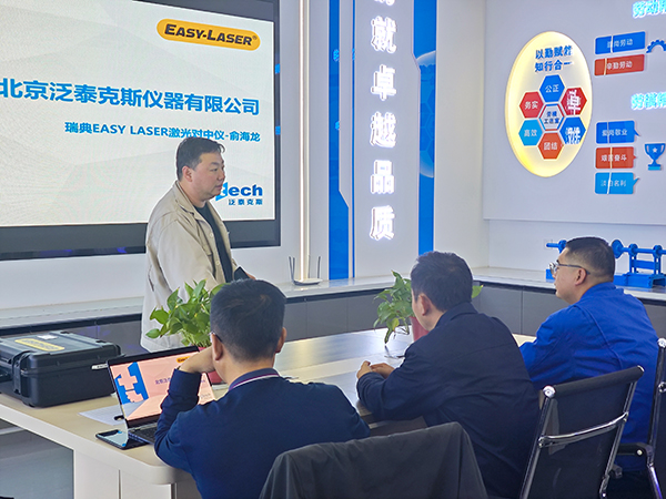 291761696439234212.jpg 機械修造部設(shè)備工程師蔣凌霄對職工進行學(xué)習(xí)說明.jpg