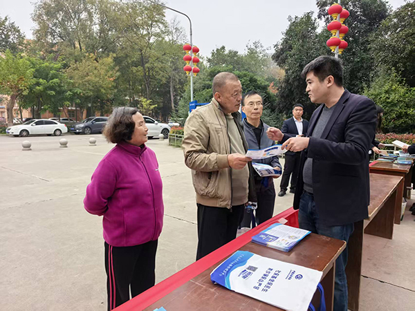 311761873001291682.jpg 為退休職工解答相關政策.jpg