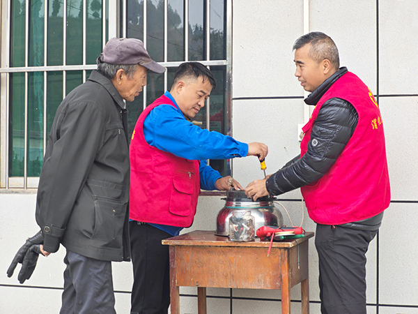 311761883038866768.jpg 2025年10月30日駐村工作隊家電維修.jpg