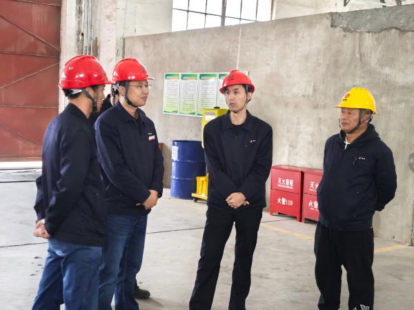 11月5日，公司領導任黨宏深入庫房檢查 (2)(1).jpg