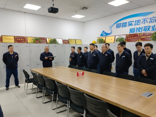 圖1 交接班會(huì)韓主任重點(diǎn)傳達(dá)防凍方案。.jpg