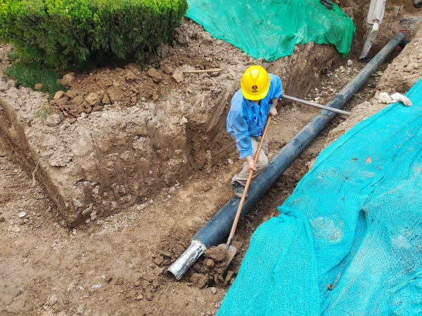 檢修人員修整坑道，利于管口對接 (1).jpg