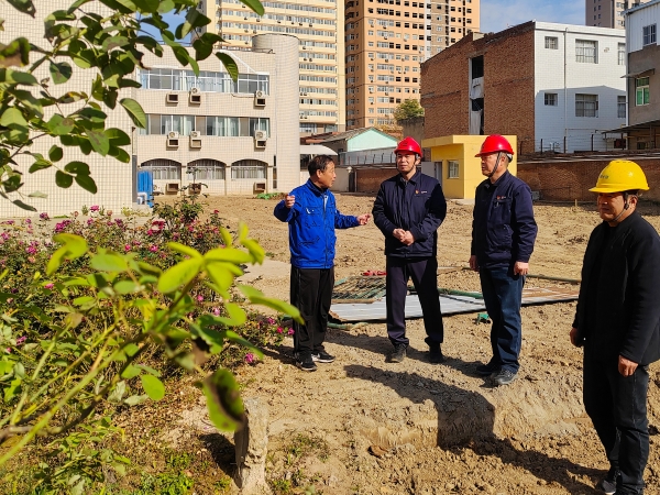 11月20日上午，集團(tuán)公司黨委書記、董事長、總經(jīng)理趙強(qiáng)親臨辦公樓南側(cè)綠化改造升級工程現(xiàn)場實(shí)地督導(dǎo)工作-1.jpg