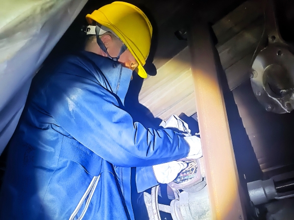 261764118565620217.jpg 電氣作業(yè)人員對(duì)故障設(shè)備進(jìn)行檢修.jpg