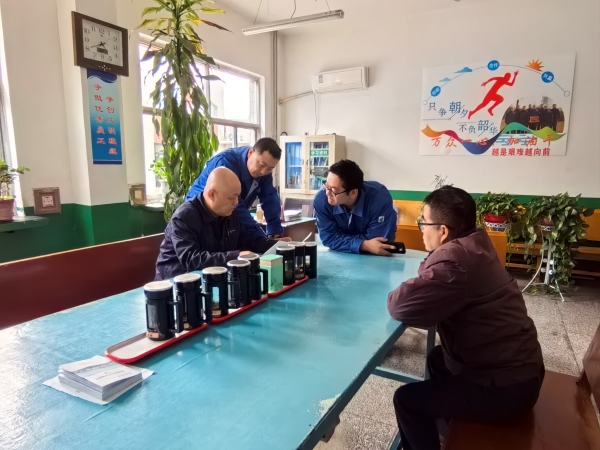 281764290689183146.jpg 支部書記李風明落實班組獎金發(fā)放制度.jpg