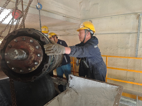 081765155825813887.jpg 黨劉偉進行滾筒的復(fù)位吊裝作業(yè)(1).jpg