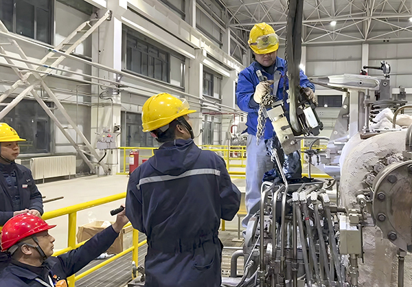 121765524380109690.jpg 李旭東與肖睿吊裝舊油動(dòng)機(jī) 600.jpg